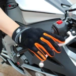 Guante protector impermeable Su09 para moto, negro y naranja, con mano en manillar.
