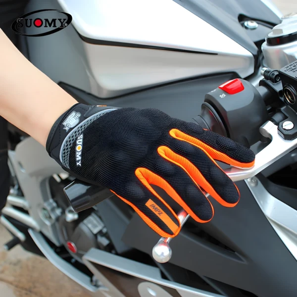 Guante protector impermeable Su09 para moto, negro y naranja, con mano en manillar.