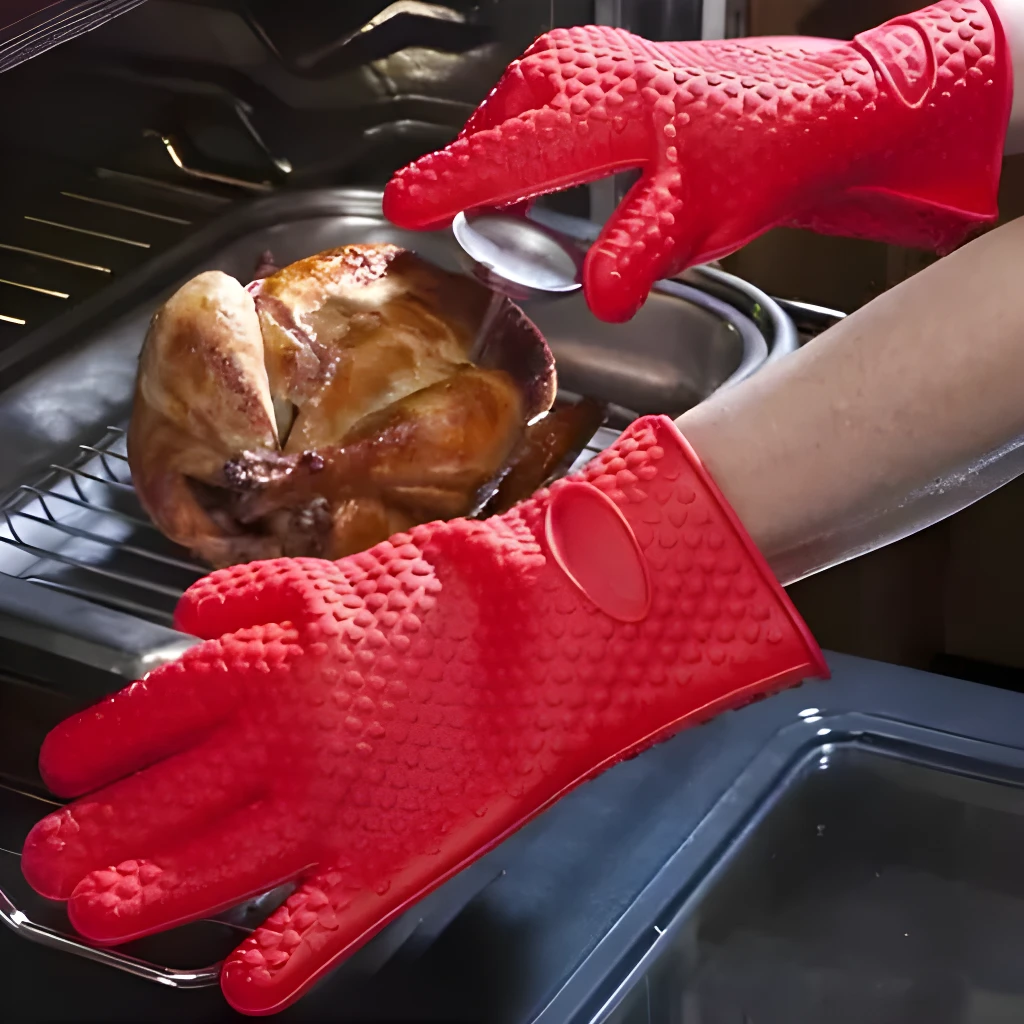 Guantes Hot rojos de silicona para horno con pollo asado y utensilios de cocina.