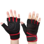 Guantes de gimnasio negros y rojos para entrenamiento, con protección para las manos.