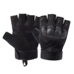 Guantes negros sin dedos para motociclistas con protección en nudillos y palma texturizada.