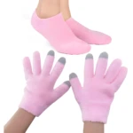 Guantes y medias hidratantes de spa rosados con punta de los dedos grises para tratamiento de manos y pies.