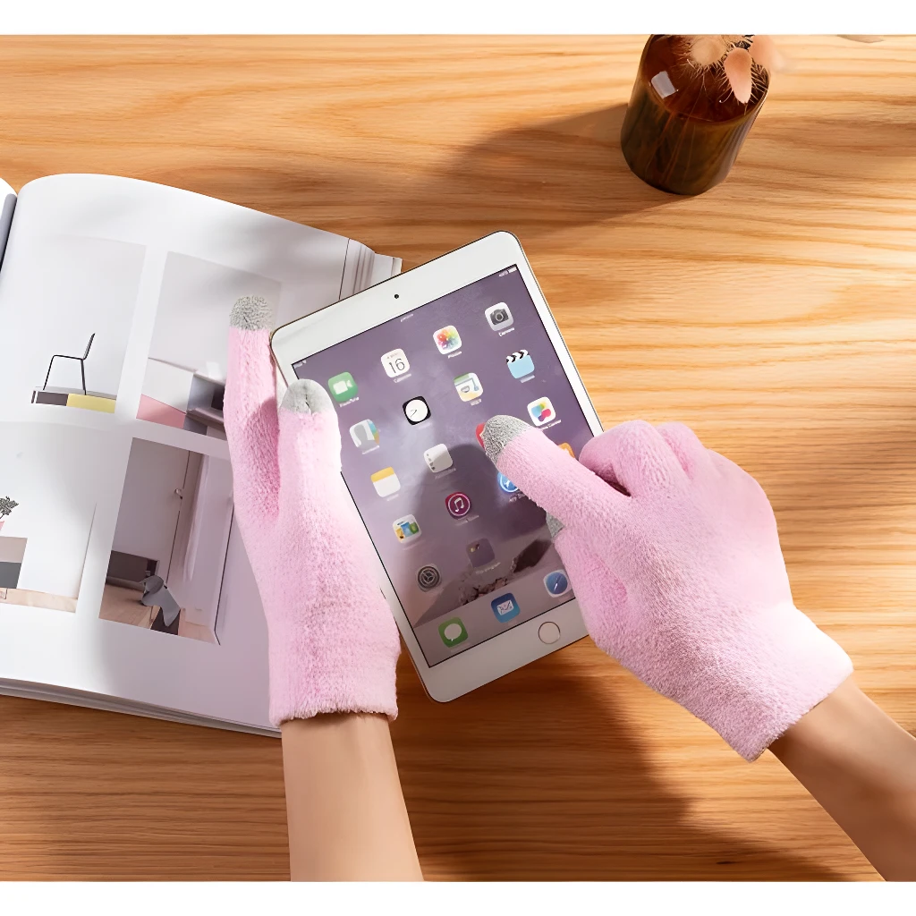 Manos con guantes rosados hidratantes de spa usan una tablet.
