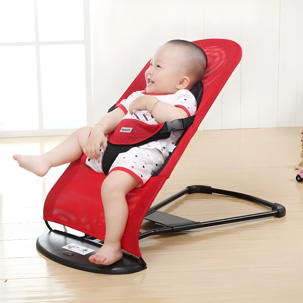 Hamaca ergonómica para bebé, roja, con arnés de seguridad y base oscilante.