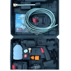 Hidrolavadora inalámbrica con doble batería, manguera y accesorios en su estuche.