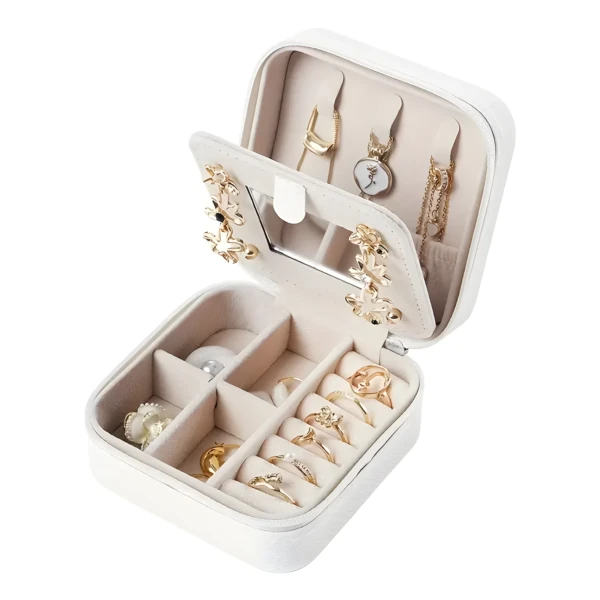 Joyero organizador bolso viajero blanco abierto con anillos, collares y espejo decorado.