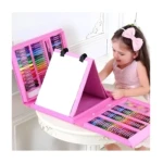 Niña sonriente con kit de arte rosa de 208 piezas, incluyendo crayones, marcadores y acuarelas.