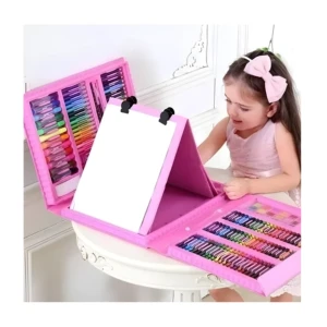 Niña sonriente con kit de arte rosa de 208 piezas, incluyendo crayones, marcadores y acuarelas.