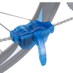 Kit azul para limpieza de cadena de bicicleta con detalles translúcidos y mango ergonómico.