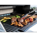 Lámina antiadherente para asar BBQ con carnes, vegetales y champiñones en parrilla.