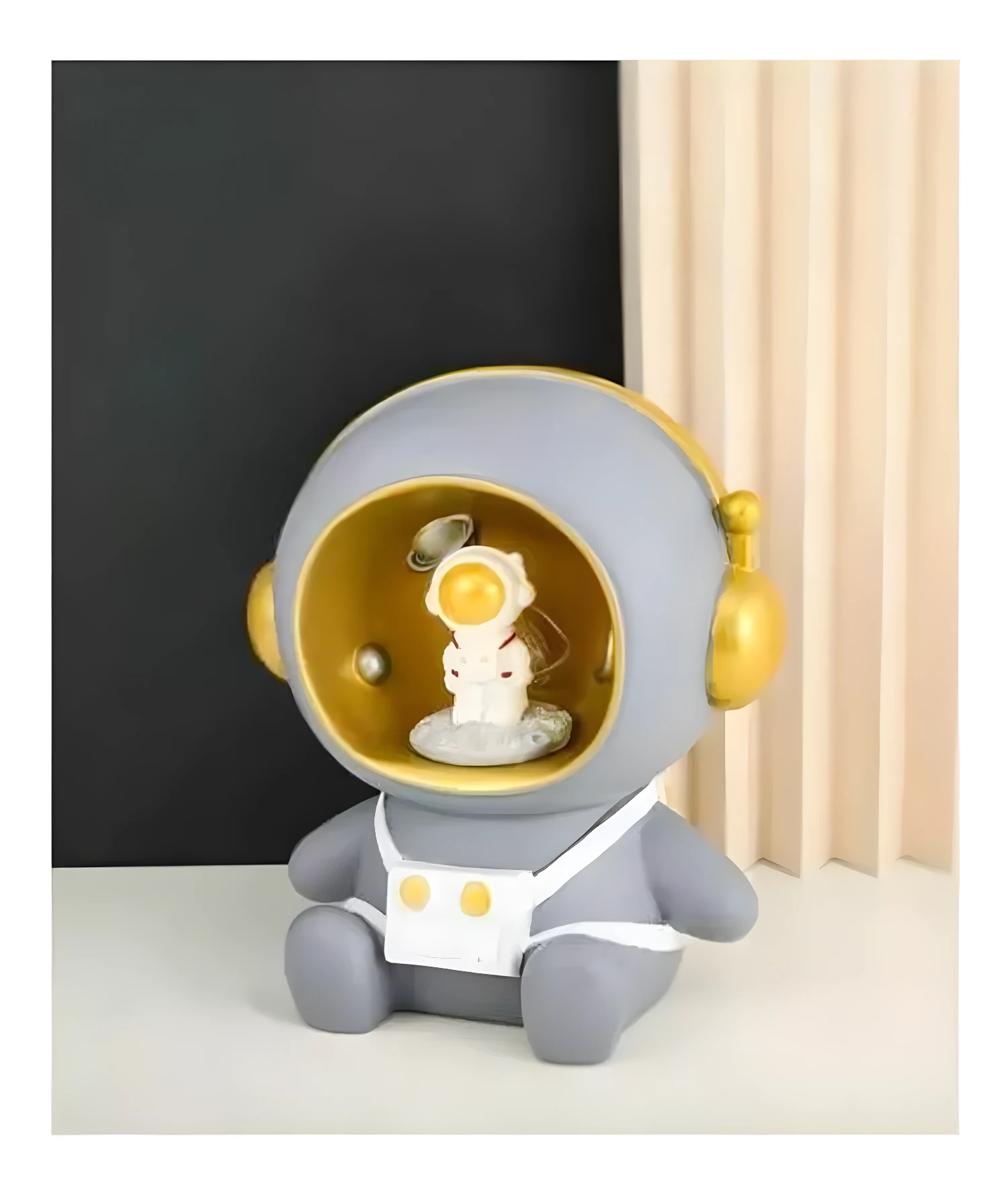 Lámpara Alcancía astronauta gris con detalles dorados, figura espacial.