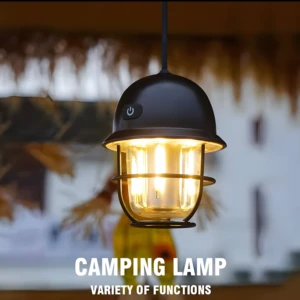 Lámpara de camping negra colgante, linterna LED recargable con cristal transparente y detalles metálicos.