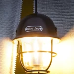 Lámpara de camping LED recargable estilo retro colgante con pantalla oscura.