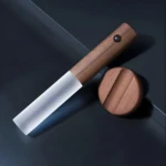 Lámpara de mesa recargable con sensor táctil y base de madera.