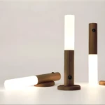 Lámpara de mesa recargable de madera con sensor táctil y luz LED blanca.