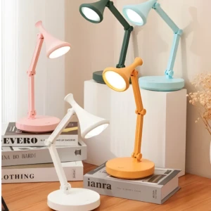 Lámpara de escritorio pequeña Zo color rosa, ideal para leer o estudiar.