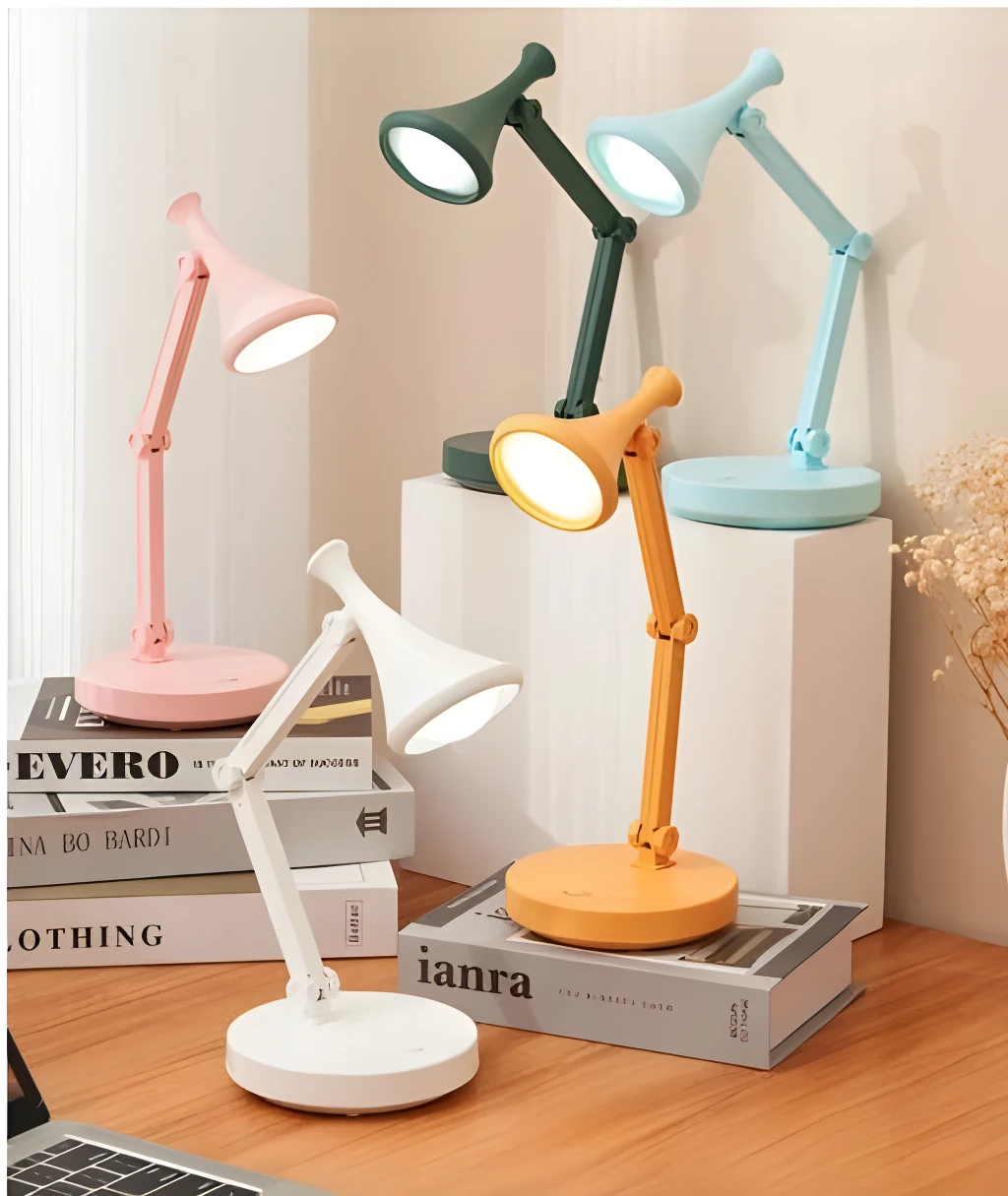 Lámpara de escritorio pequeña Zo color rosa, ideal para leer o estudiar.