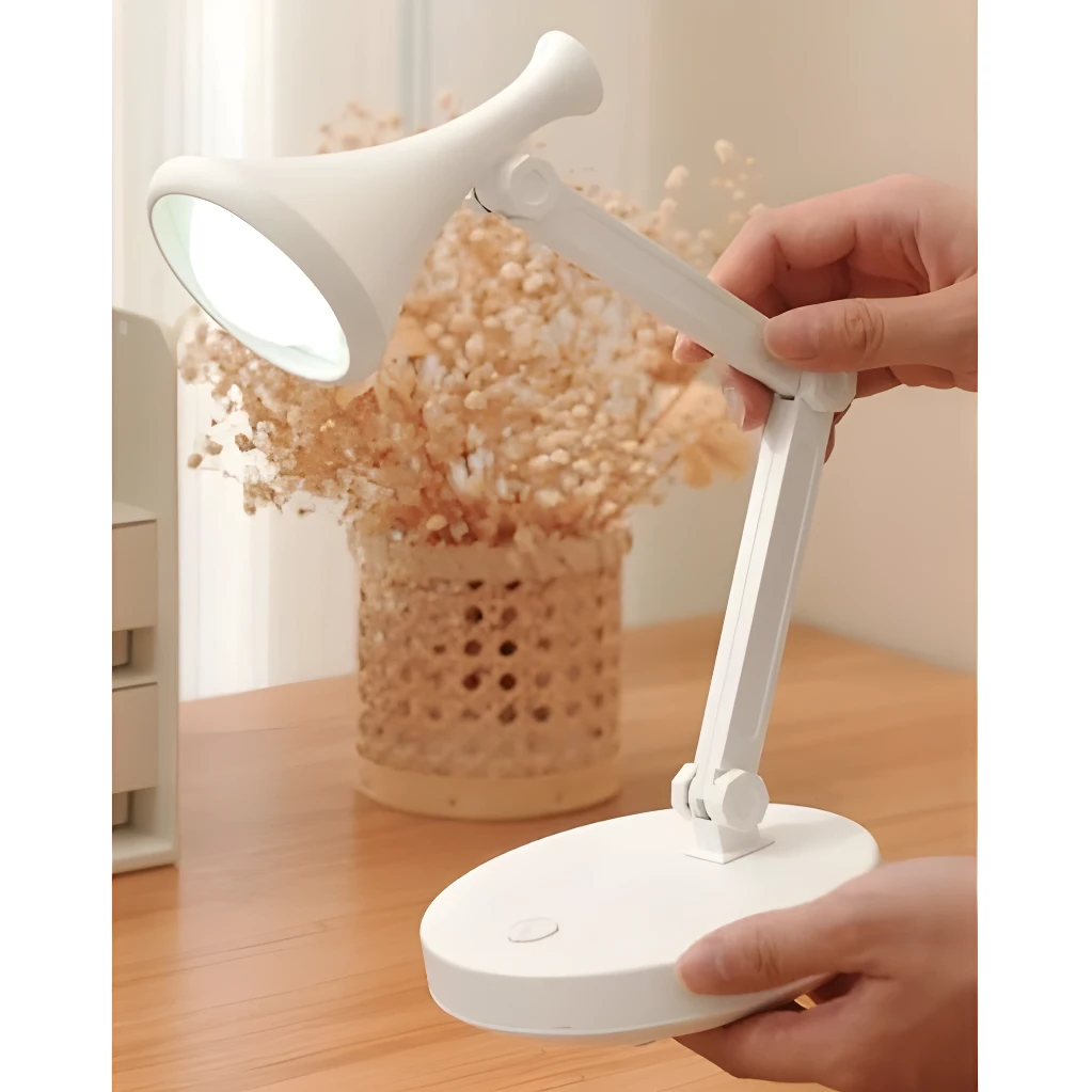 Lámpara de escritorio pequeña Zo blanca y plegable, ideal para espacios reducidos.