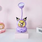 Lámpara Kuromi morada con personaje de gato negro en el centro, ideal para escritorio.