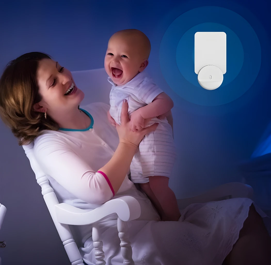 Lámpara mata mosquitos junto a madre e hijo riendo en silla mecedora