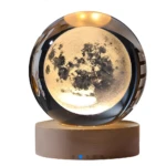 Lámpara de mesa con esfera de cristal del mundo iluminada y base de madera.