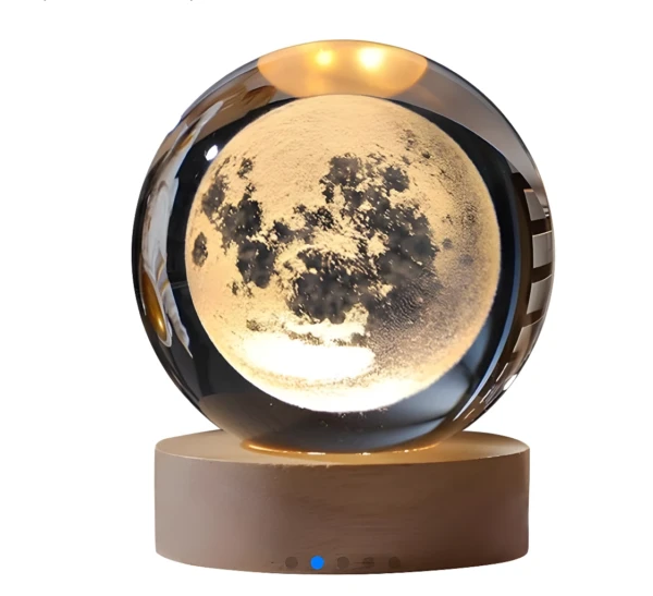 Lámpara de mesa con esfera de cristal del mundo iluminada y base de madera.