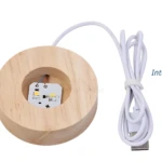 Lámpara de mesa Mundo de madera con LED y cable USB, luz cálida.
