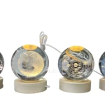 Lámpara de mesa esférica con diseño de galaxia, luna, mariposa y mecanismo espacial, luz cálida.