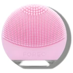 Limpiador Foreo Mini Luna Rosa con cerdas para masaje facial y limpieza profunda.