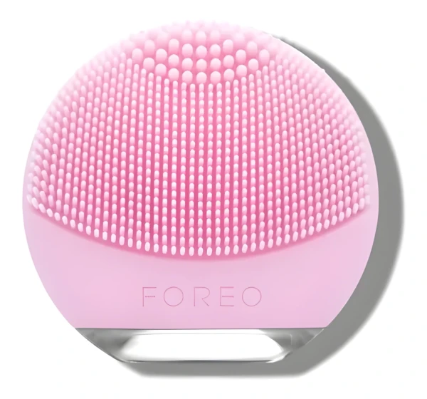 Limpiador Foreo Mini Luna Rosa con cerdas para masaje facial y limpieza profunda.
