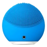 Limpiador Foreo Mini Luna azul con puntos de silicona y puerto de carga.