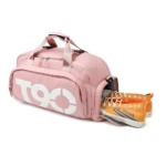 Maleta impermeable de gimnasio rosa con compartimento para zapatos y zapatillas naranjas.