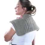 Manta almohadilla térmica eléctrica gris para el cuello y hombros, ideal para aliviar el dolor.