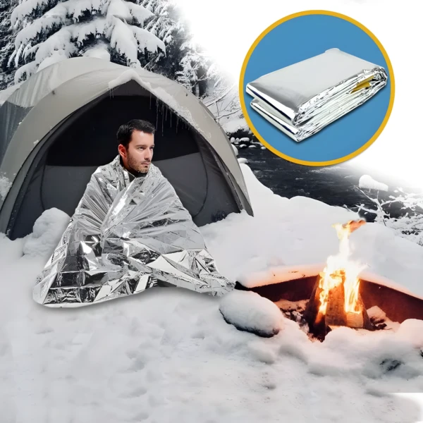 Manta térmica de emergencia para temperaturas extremas, hombre abrigado en carpa nevada junto a fogata.