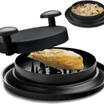 Máquina trituradora de pollo con asas negras y pollo deshebrado dentro.