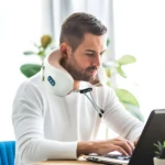 Masajeador eléctrico de cuello cojín viajero para relajación cervical en trabajo o viajes.