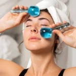 Masajeador Ice Globe X2: mujer con toalla en la cabeza usa esferas frías en el rostro.