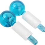Masajeador facial Ice Globe X2, rodillos de hielo azules con glitter para cuidado de la piel.