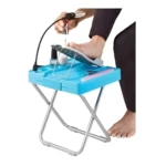 Mesa pedicure multifunción azul con lámpara, lima, cortaúñas y esmalte, ideal para el cuidado de pies.