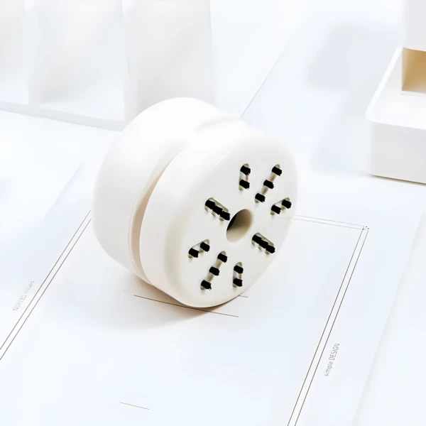 Mini aspiradora de escritorio inalámbrica blanca con cerdas negras, ideal para limpieza de superficies.