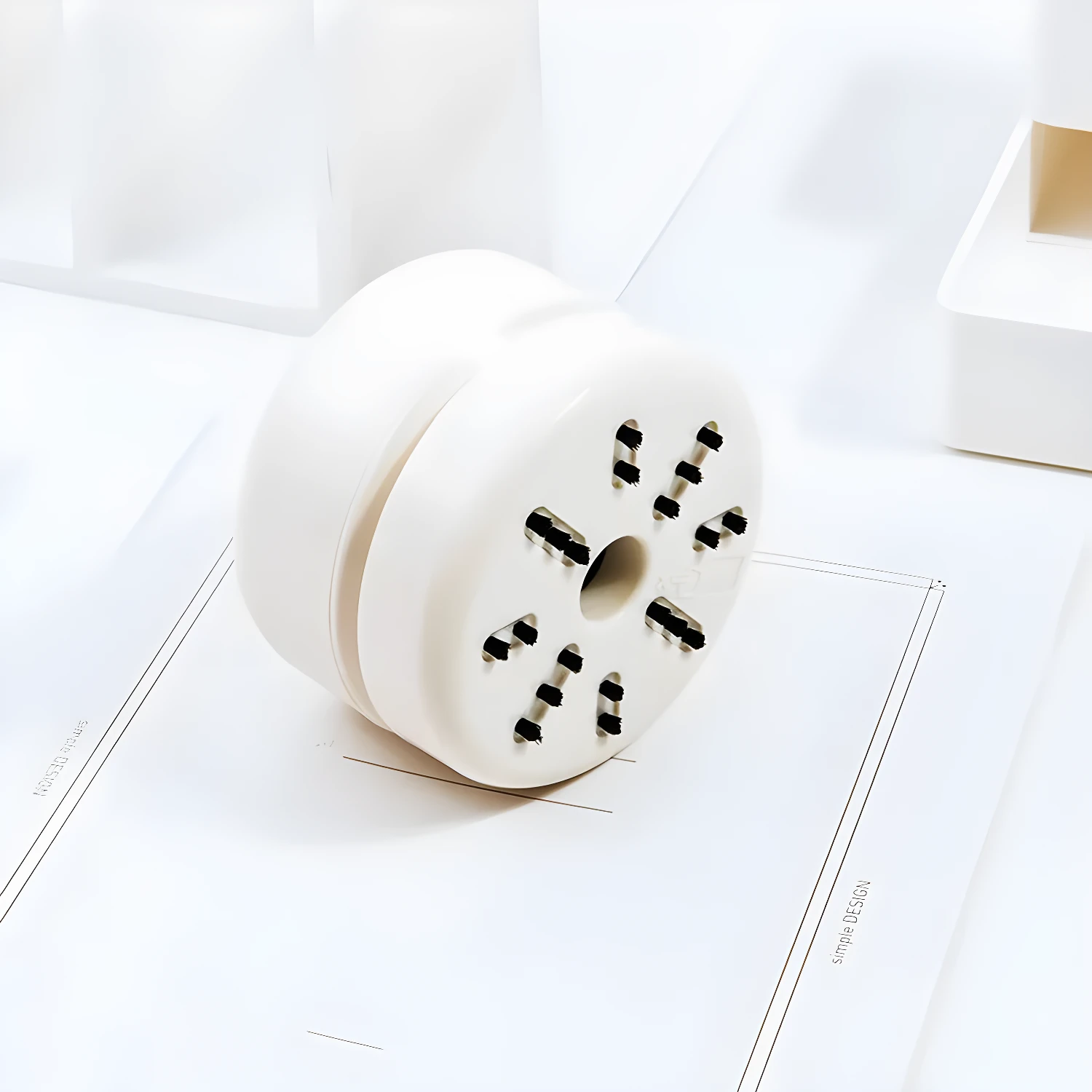 Mini aspiradora de escritorio inalámbrica blanca con cerdas negras, ideal para limpieza de superficies.