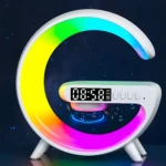 Mini Lámpara Inteligente G: Reloj digital, luz LED RGB y altavoz con diseño moderno.