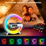 Mini lámpara G inteligente con pantalla, luz RGB y cargador inalámbrico para habitación.