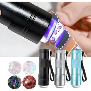 Mini lámpara UV para uñas pressing con esmaltes de gel y decoraciones variadas.