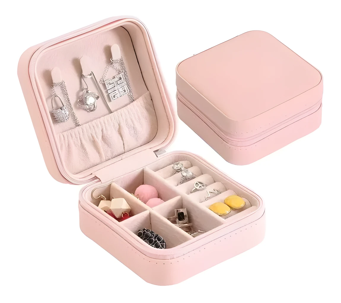 Mini organizador viajero de joyas rosa con collares, anillos y accesorios.