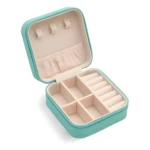 Mini organizador viajero para joyas, abierto, color menta, con divisiones y espacio para anillos.