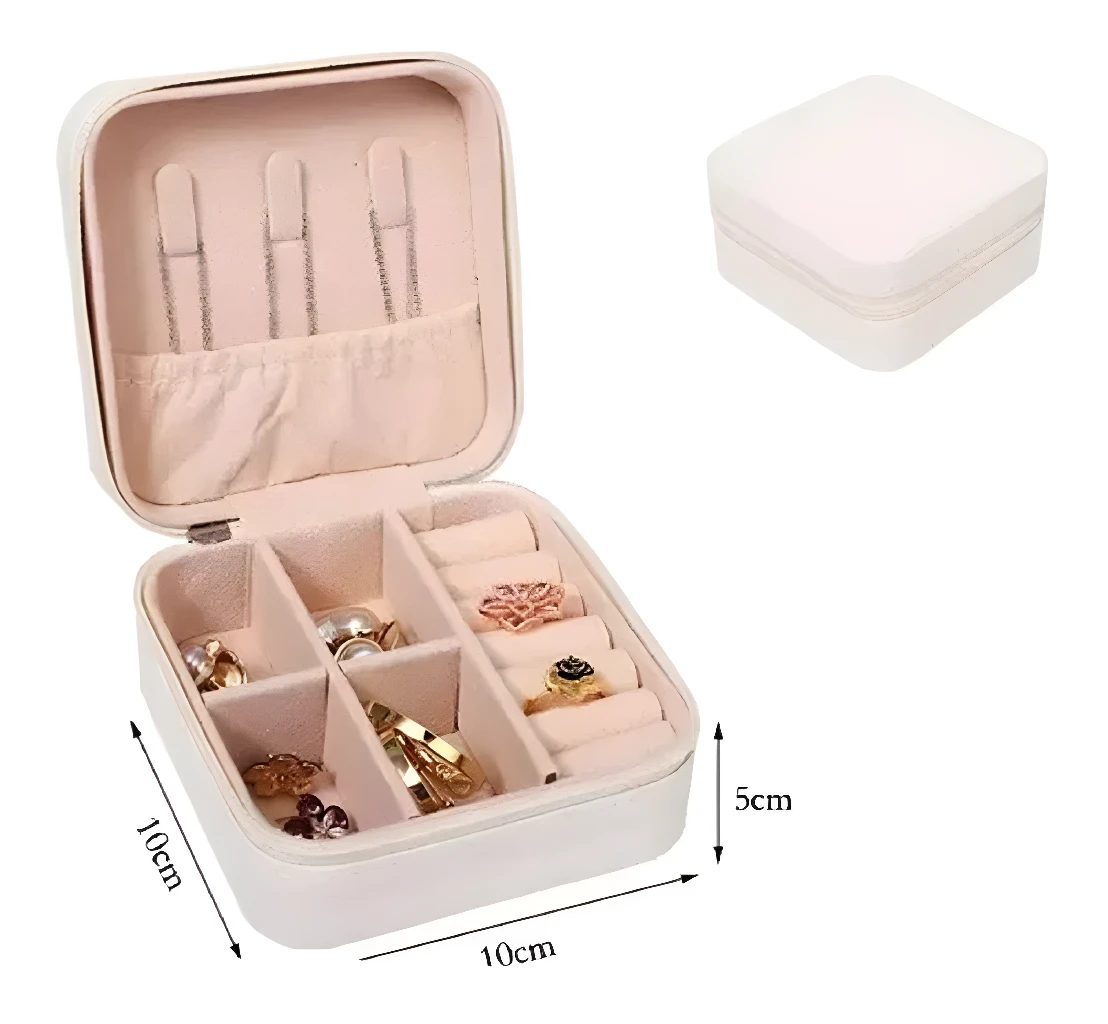 Mini organizador viajero para joyas abierto, con compartimentos y anillos dorados y plateados.