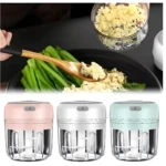 Mini picadora eléctrica recargable procesando ajo y espinacas, disponible en rosa, blanco y verde menta.