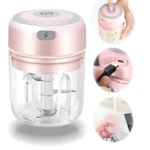Mini picadora eléctrica recargable rosa con cuchillas y carga USB, ideal para cocina.