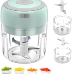 Mini picadora eléctrica recargable verde con cuchillas y recipientes.